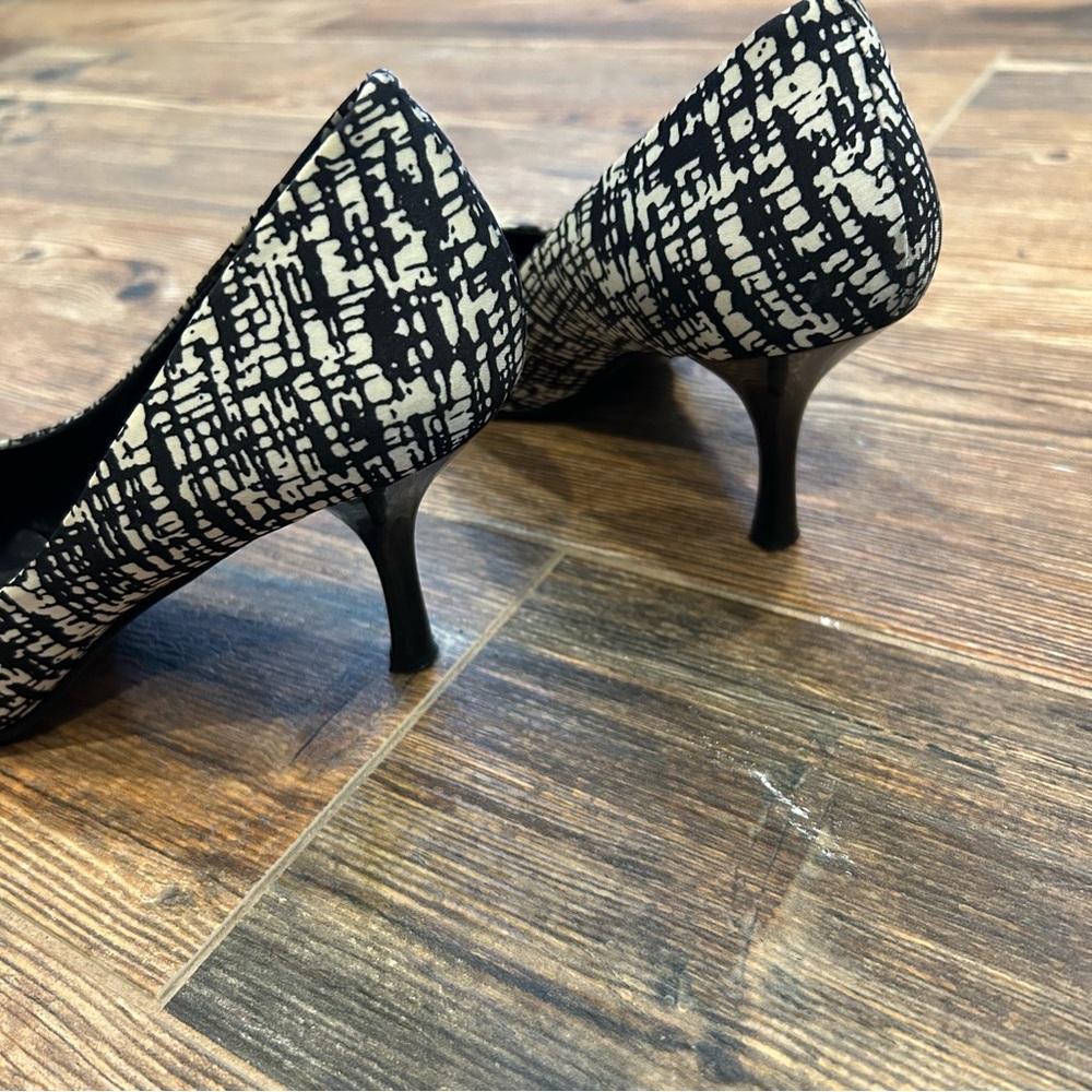 Nine West Black & White Graphic Print Heels - Size 8.5M - Picture 5 of 16